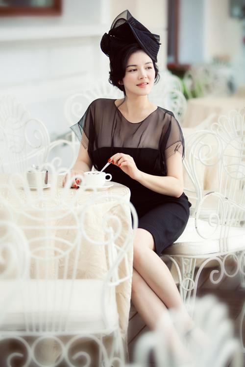 Bộ hình được thực hiện trong một trong số những chuyến công tác dài ngày của cô tại nước Pháp